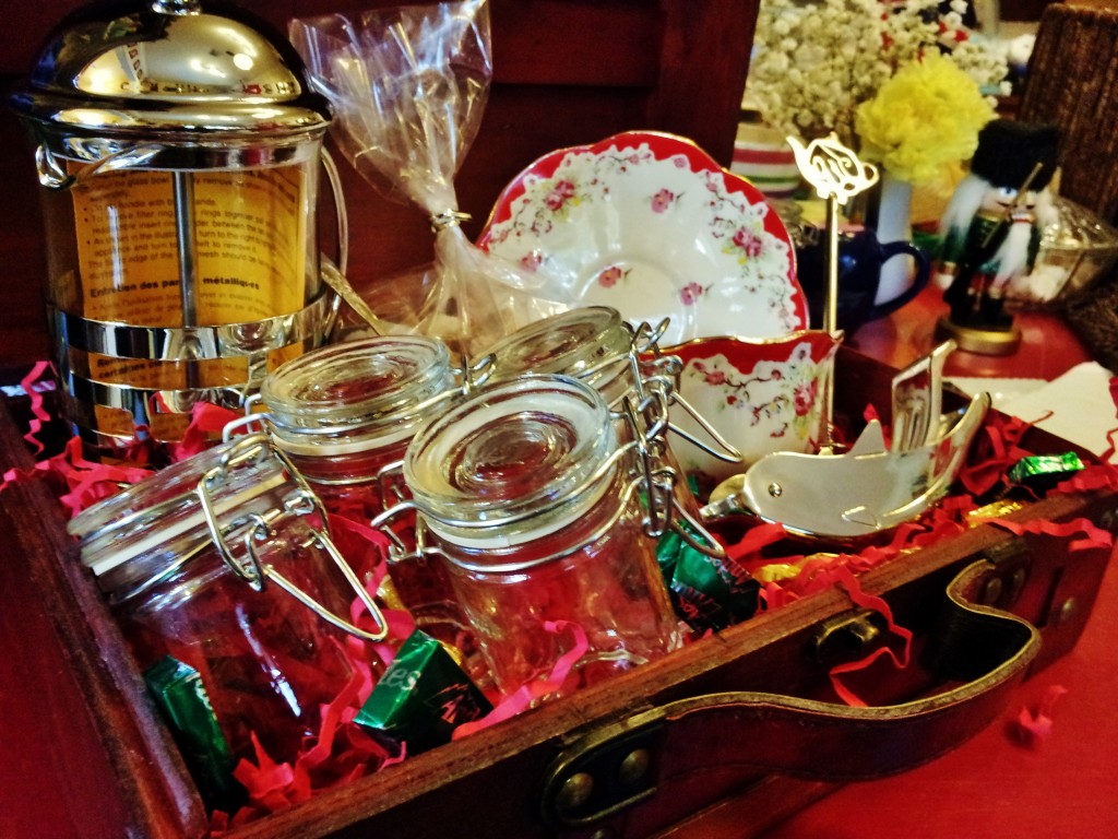 English Tea Room Holiday Gift Basket